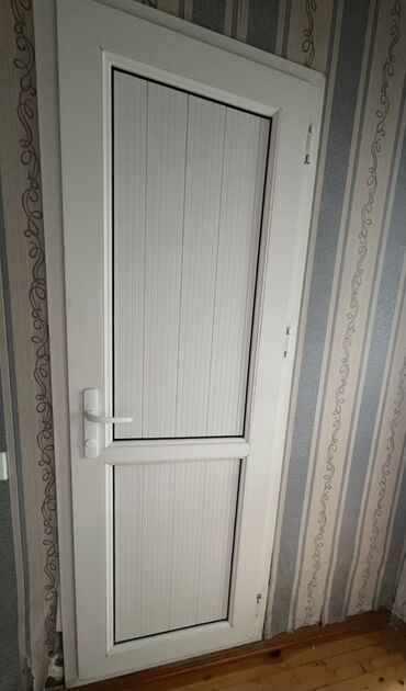 generator aksa: Ağ rəngdə olan plastik qapi 205x75 olcudedur