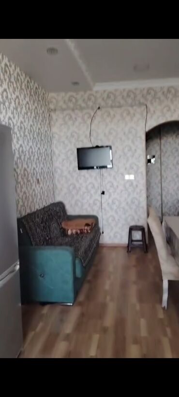 sumqayit 9 mkr kiraye evler: Gençlik .metrosun .yaxınlıqı.Preziden İqamegahin qarsi 2 otaq 3