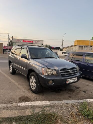 машина тайота: Кроссовер Toyota Highlander серо-синего цвета, оснащенный багажником