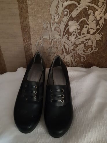 женские туфли со шнурками: Туфли, 39, цвет - Черный, Новый