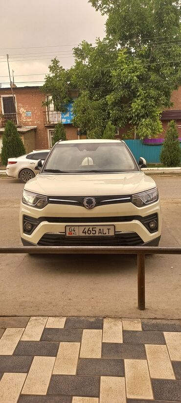 зил автокран: Компактный кроссовер SsangYong Tivoli белого цвета. Эта модель имеет