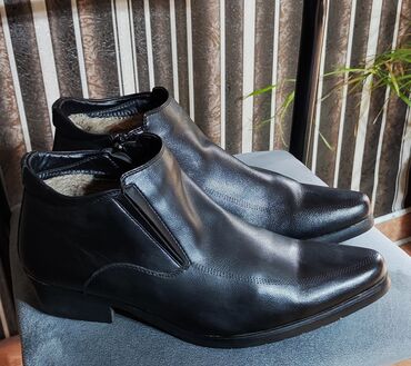 черные мужские ботинки: Зимние ботинки,были надеты пару раз размер 42 не маломерят цена 1200