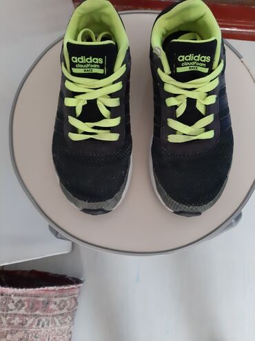 шипы на обувь: Кроссовки оригинал"adidas". Состояние отличное Отдам дёшево. темно