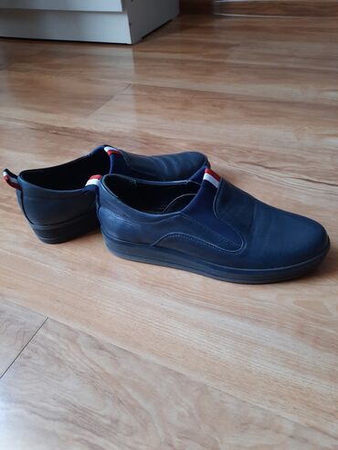 подросковые обувь: Продаются ботинки темно-синие кожаные. Одевали пару раз. Не подошёл