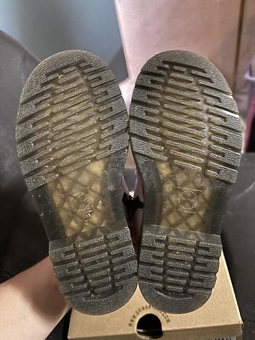 crne elegantne sandale: Dr. Martens 1460 Shimmer Heart Junior – dečje čizme, broj 27. - — 5