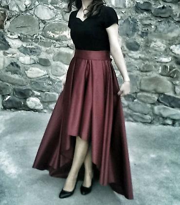 Qadın geyimləri: Qadın ziyafət donu - Rəng: bordo - Model: ön hissəsi qısa, arxa — 1
