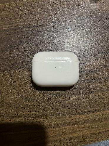 qulaqlıqlar: Apple AirPods Pro (simli şarj qutusu ilə) Xüsusiyyətlər: - Aktiv — 3