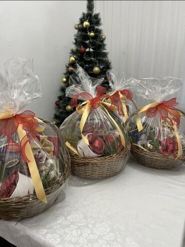 Ёлки: Искусственная новогодняя ёлка с шишками и ягодами, на металлической — 9