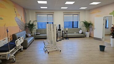 Жалюзи и рольшторы: Плиссированные шторы бежевого цвета, устанавливаются непосредственно — 6