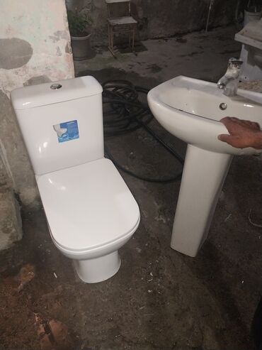 Moydadırlar: Tualet və lavabo dəsti - Komplekt: dovodka düyməli su çəni olan