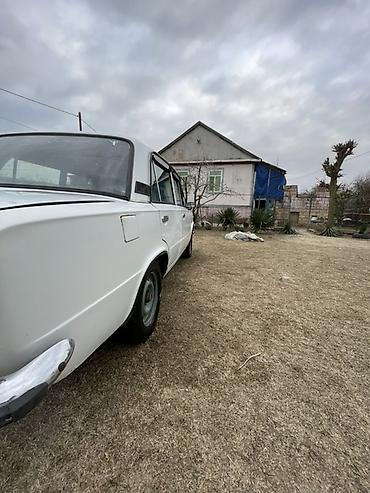 VAZ (LADA): Model: VAZ 2101 “Jiquli” Kuzov: sedan, 4 qapı Rəng: ağ Yanacaq: benzin — 4