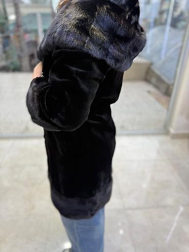 Kürklər: Qadın kürk plaş – qara rəng, kapüşonlu - Material: yumşaq, sıx tüklü — 2