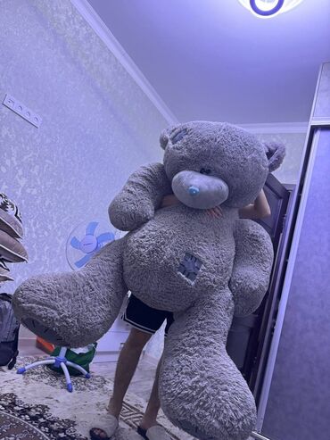 кроватка для кукол: Большой мягкий плюшевый медведь серого цвета. Эта игрушка