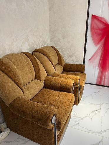 Divan və kreslo dəstləri: Klassik dəst: divan + 2 ədəd kreslo Hər biri yaxşı vəziyyətdədir — 4