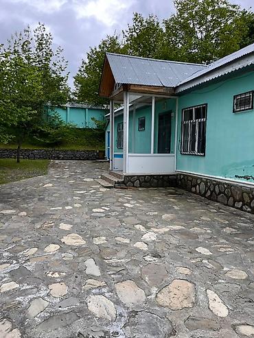quba a frame evler: Dağlıq, yaşıllıqla əhatələnmiş həyət evi - Geniş daş döşəməli həyət — 1