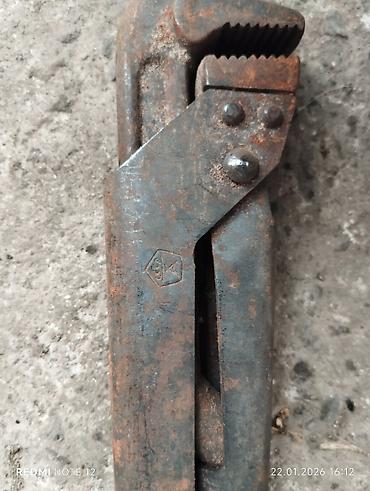 Инструменты для авто: Предлагается набор различных металлических гаечных ключей. В — 3