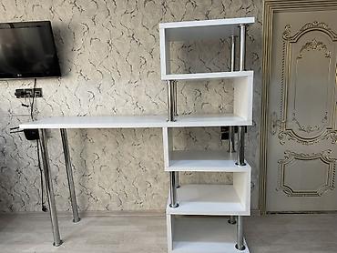 divar rəf: Ağ rəngli modul masa və rəf kombinasiyası - Dizayn: Sağ tərəfdə 5 — 2