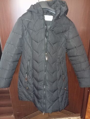 Kurtkalar: Qadınlar üçün qara rəngli qışlıq kurtka. - Model: Uzun həcmli