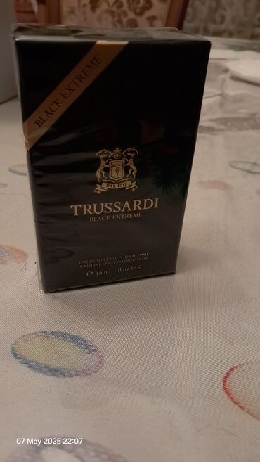 Ətriyyat: Original Trussardi Black Extreme ətrinin 30 ml-lik flakonu. hədiyyə