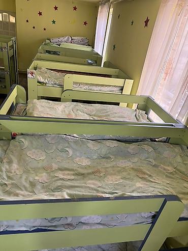 bunk bed: Детские двухъярусные кровати блоками (по 2 спальных места в каждой — 3