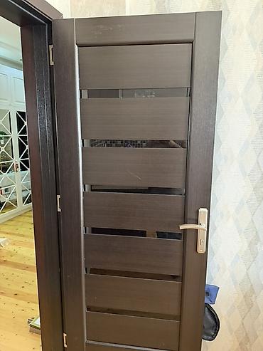 mdf material satışı: İç qapı – tünd qəhvəyi, şaquli karkas və üfüqi lamellər dizaynı - — 2