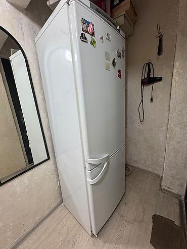 indesit: Холодильник Indesit, классический белый, двухкамерный. Особенности: - — 1