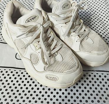 soft shell: Белые кроссовки XTEP в спортивном стиле. Модель выполнена в — 1