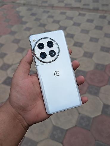 Мобильные телефоны: OnePlus 12, Б/у, 1 ТБ, цвет - Белый, 2 SIM — 2