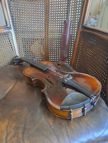 Violine: Violina sa gudalo u dobrom stanju sa manjim tragovima koriscenja, sve — 2