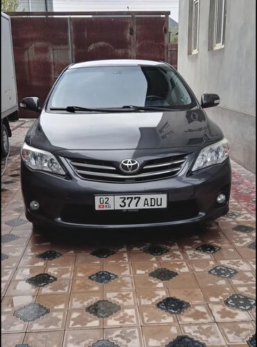 тойота камри 55 se: Toyota Corolla, автомобиль серого цвета. Удобный и надежный седан