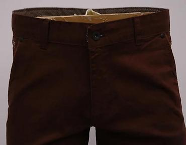 Pantalone: Muške pantalone u tamno braon boji, stilizovane kao čino pantalone — 1