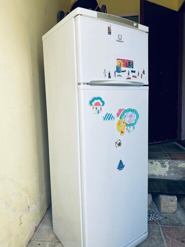 Paltaryuyan maşınlar: Indesit iki qapılı soyuducu - Üst hissədə ayrıca dərin dondurucu