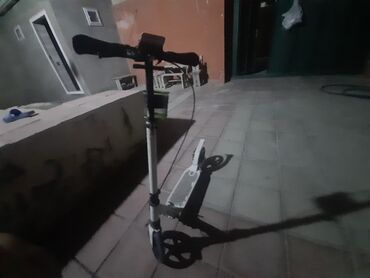 Спортивные сумки: Ağ və qara rənglərdə olan bu təpik skuter asan daşınma və saxlama üçün