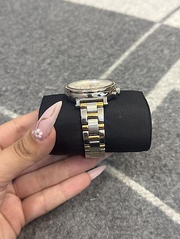 saat michael kors: Michael Kors qadın qol saatı - Korpus: metal, gümüş rəngli çərçivə — 1