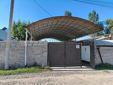 Продажа коттеджей и домов: Продаётся дом с просторным двором и большим навесом для автомобилей — 2