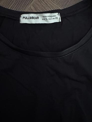 pull and bear az: Pull&Bear qara T‑shirt - Model: Klassik qısaqoll T‑shirt - Rəng — 3