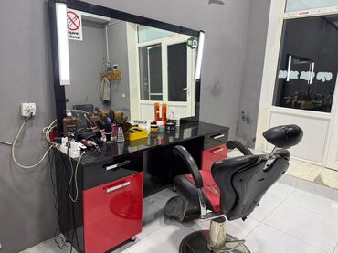 Masa və oturacaq dəstləri: Peşəkar bərbər/saç ustası üçün iş yerinin komplekti Tərkib: - Geniş — 1