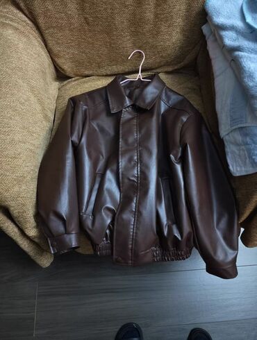 Qadın geyimləri: Qəhvəyi dəri görünümlü bomber gödəkçə - Material: parlaq dəri effekti