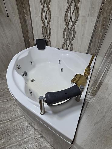 su slanq: Künc tipli hidromassajlı vanna (jacuzzi) - Forma: üçbucaq/künc — 1
