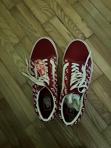Patike: Predstavljamo uniseks Vans Old Skool patike u crvenoj boji. Ove patike — 16