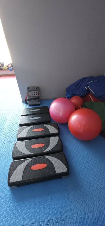 Maskalar, eynəklər: 3 böyük step, 2 biraz balaca step, hər birinin ayaqları, 2 böyük top