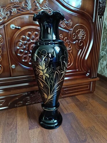 стеклянные вазы: Продается ваза, высота 63 см, 3500 сом