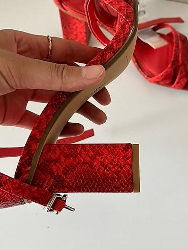 Женская обувь: Яркие женские босоножки Bershka. - Цвет: насыщенный красный с — 4