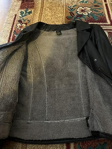 Üst geyimləri: Qara biker tərzində dəri gödəkçə Tebii hec yerinde hecne yoxdur — 2