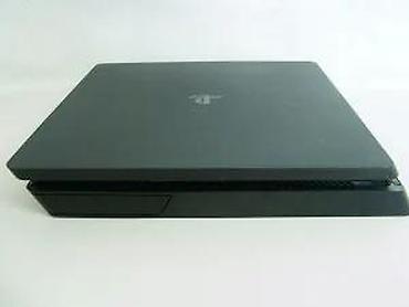 PS4 (Sony Playstation 4): U ponudi je Sony PlayStation 4 Slim. Konzola je odlično očuvana — 25