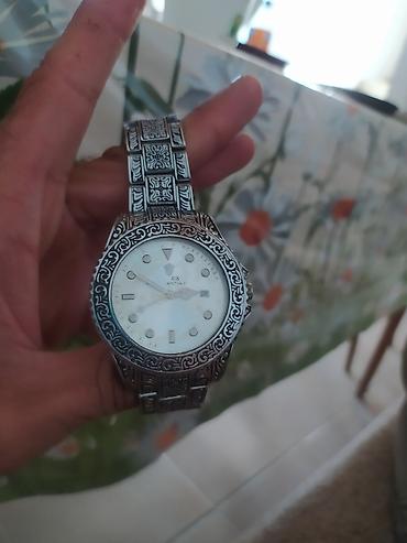 raketa saat: Dekorativ naxışlı metal qol saatı. Saatın korpusu və kəməri gümüşü — 2
