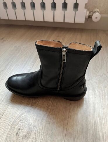 Ботинки и ботильоны: Ботинки, 38, UGG, Новый, цвет - Черный, Самовывоз at lalafo.kg Ботинки и ботильоны: Ботинки, 38, UGG, Новый, цвет - Черный, Самовывоз