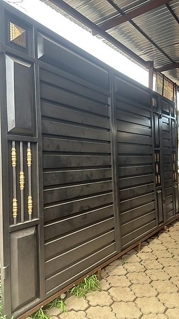 Распашные ворота: Металлические ворота с декоративными элементами предлагают прочное и — 6