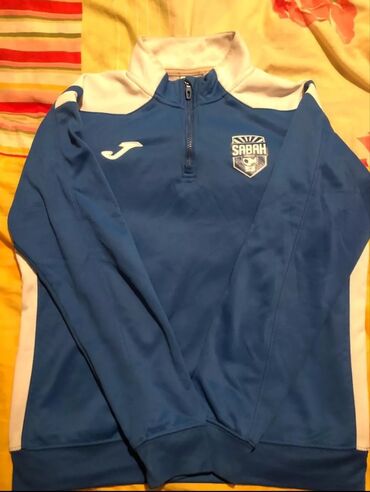 Köynəklər: Joma markalı “Sabah FC” loqolu idman sviteri. - Model: yarım-zamoklu