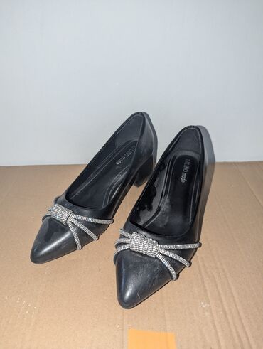 Ботинки и ботильоны: Продаю женские ботильоны на устойчивом каблуке. Чёрные 39го — 8